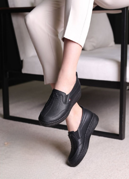 کفش طبی شراره با پد تخصصی خارپاشنه زیره اناتومیک پیو ضد سایش و ضد لغزش و کفی طبی مناسب